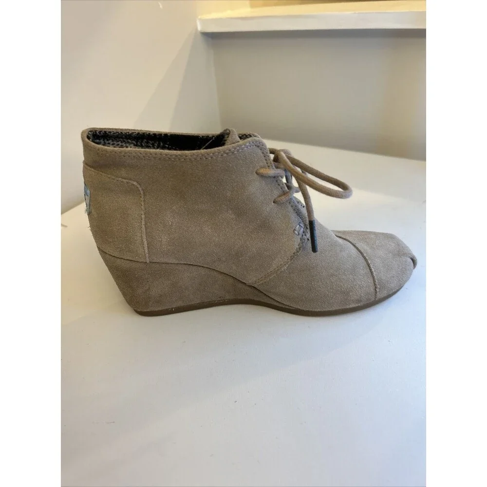 TOMS Taupe Suede Women's Desert Wedged Heel Shoes  Size 7.5 Tan